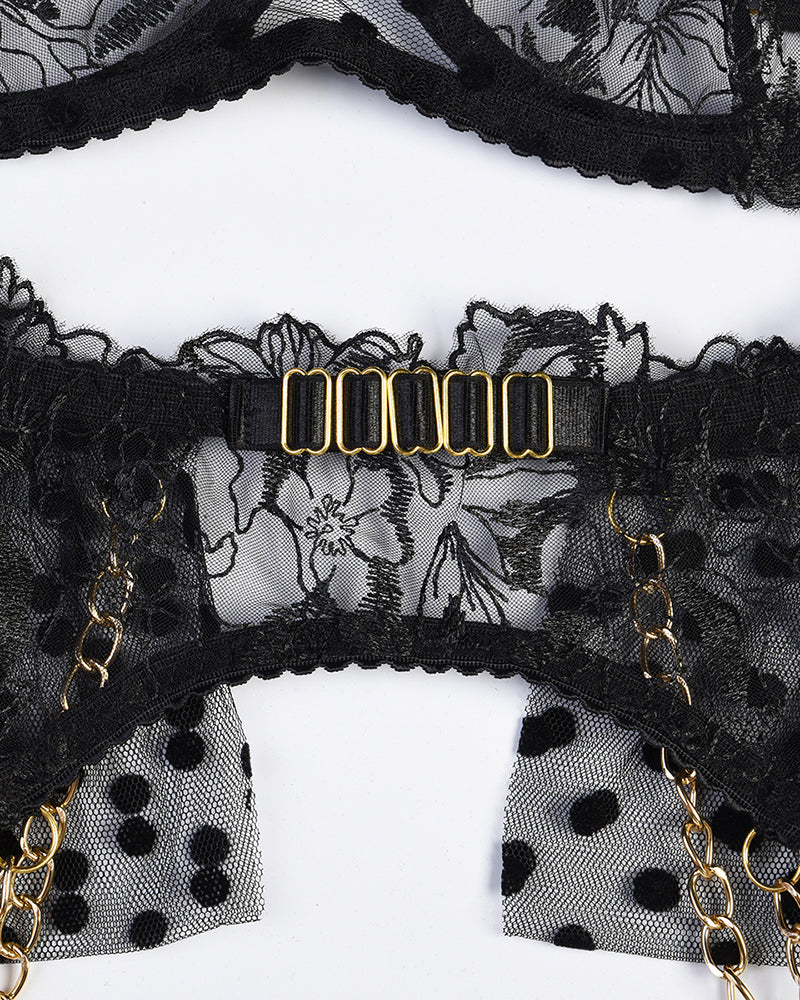 Broderad Kanttrosset met Kedjedetaljer