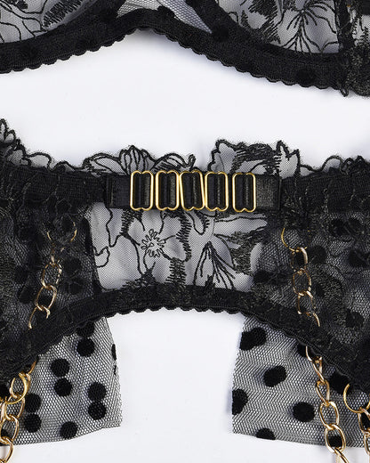 Broderad Kanttrosset met Kedjedetaljer