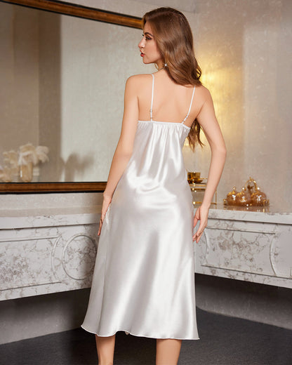 inssinlkesNachtlinnne met oregelbunden Kantdetalj