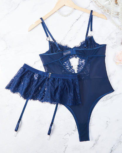 Kant Bodysuint met Utskisninngar en Minnin-Kjol met Kousenband