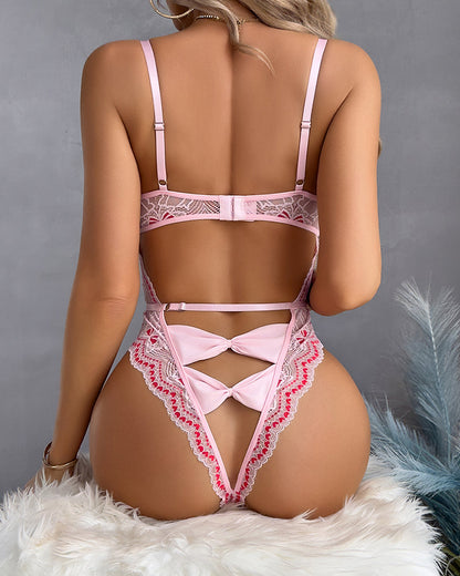 Broderad Kantbody met dekoratinv strink en utskisninngar